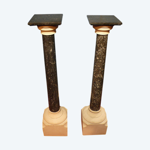 Coppia di colonne in marmo e pietra.