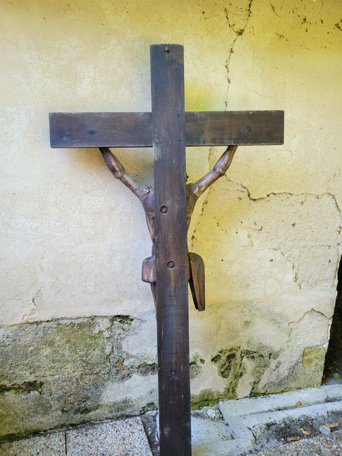 Large carved wooden Christ with inclined head surrounded by a crown of thorns 17th century