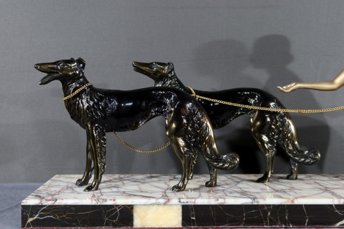Donna con levrieri in metallo patinato, Art Déco - 1930