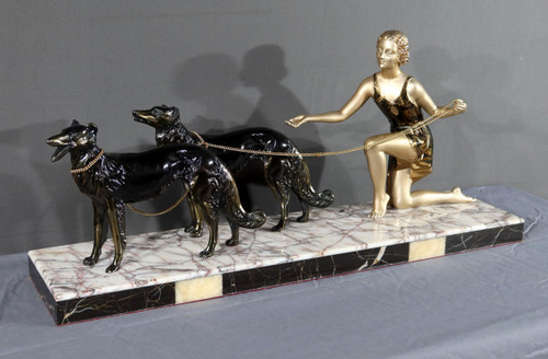 Donna con levrieri in metallo patinato, Art Déco - 1930