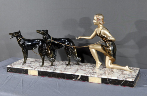 Donna con levrieri in metallo patinato, Art Déco - 1930