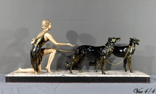 Donna con levrieri in metallo patinato, Art Déco - 1930