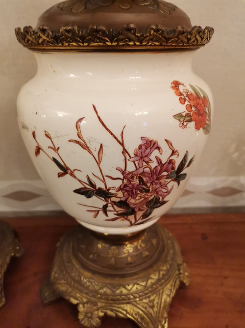 Coppia di lucerne in terracotta con decoro a fiori rosa, epoca XIX secolo