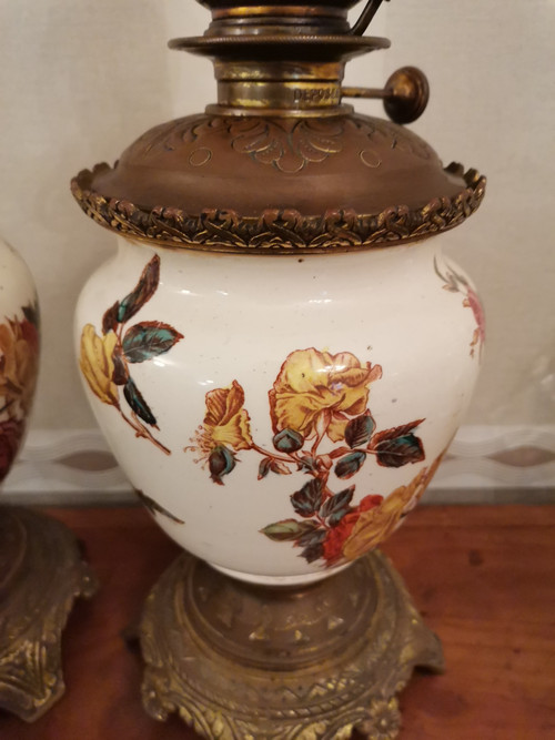Coppia di lucerne in terracotta con decoro a fiori rosa, epoca XIX secolo