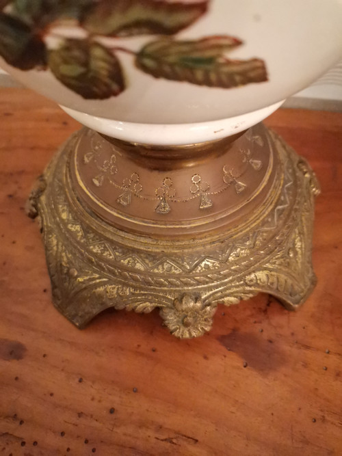 Coppia di lucerne in terracotta con decoro a fiori rosa, epoca XIX secolo