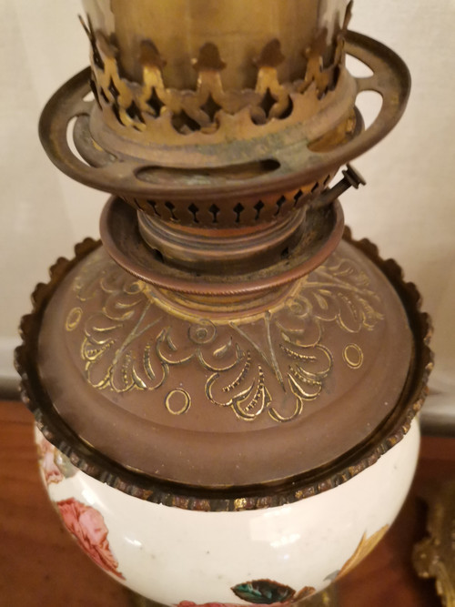 Coppia di lucerne in terracotta con decoro a fiori rosa, epoca XIX secolo