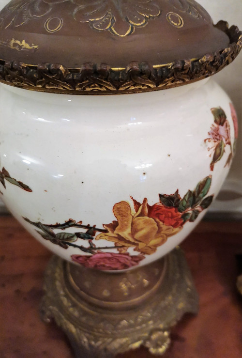 Coppia di lucerne in terracotta con decoro a fiori rosa, epoca XIX secolo