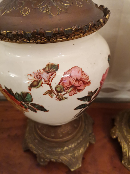 Coppia di lucerne in terracotta con decoro a fiori rosa, epoca XIX secolo