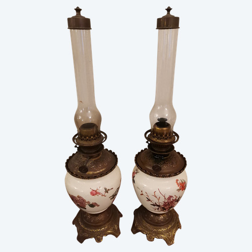 Coppia di lucerne in terracotta con decoro a fiori rosa, epoca XIX secolo