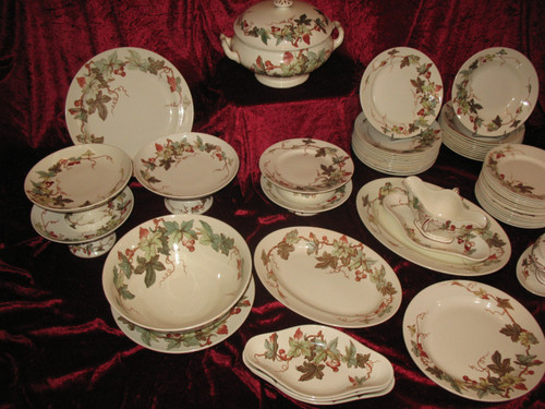 Lunéville earthenware dinner service with ivy decor, Art Nouveau period, late 19th century, 56 pieces 