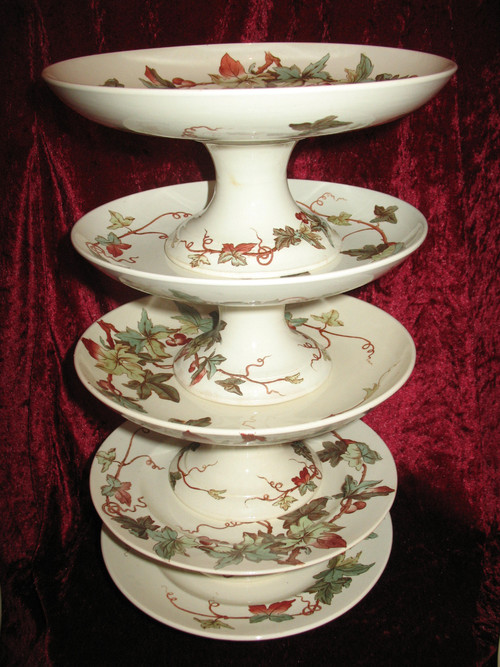 Lunéville earthenware dinner service with ivy decor, Art Nouveau period, late 19th century, 56 pieces 