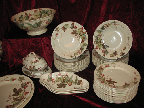 Lunéville earthenware dinner service with ivy decor, Art Nouveau period, late 19th century, 56 pieces 