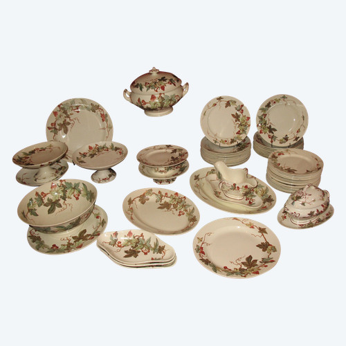 Lunéville earthenware dinner service with ivy decor, Art Nouveau period, late 19th century, 56 pieces 