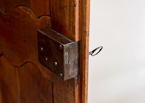 Kleiner Kleiderschrank aus Kirschholz, Region Angers, Stil Louis XV – 19. Jahrhundert
