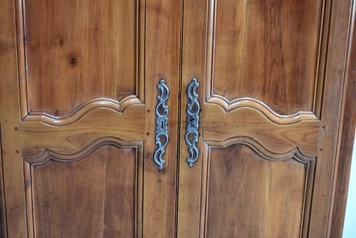 Kleiner Kleiderschrank aus Kirschholz, Region Angers, Stil Louis XV – 19. Jahrhundert