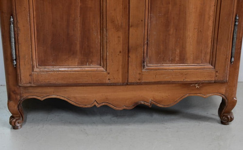 Kleiner Kleiderschrank aus Kirschholz, Region Angers, Stil Louis XV – 19. Jahrhundert