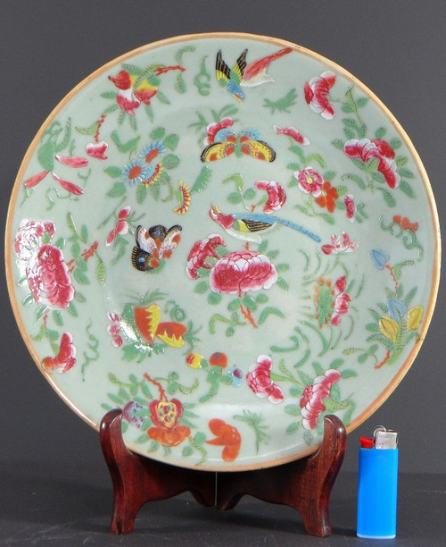 Chine, Province Canton, Première Moitié Du XIXème Siècle, assiette en porcelaine vert céladon.