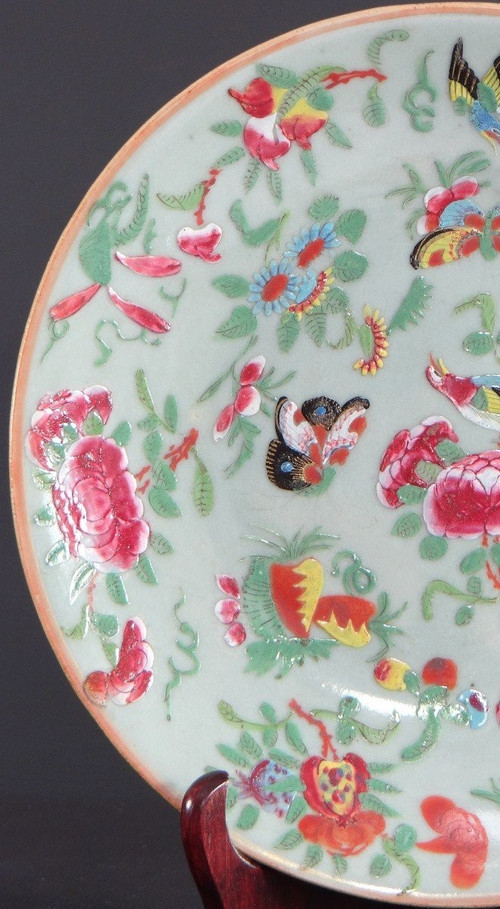 Chine, Province Canton, Première Moitié Du XIXème Siècle, assiette en porcelaine vert céladon.