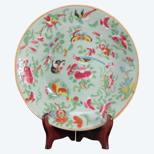 Chine, Province Canton, Première Moitié Du XIXème Siècle, assiette en porcelaine vert céladon.