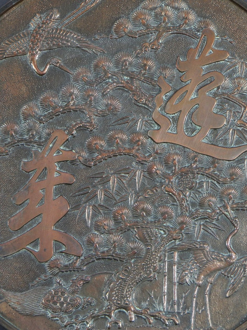 Giappone, XIX secolo, Specchio Kagami in bronzo argentato riccamente decorato con trampolieri.