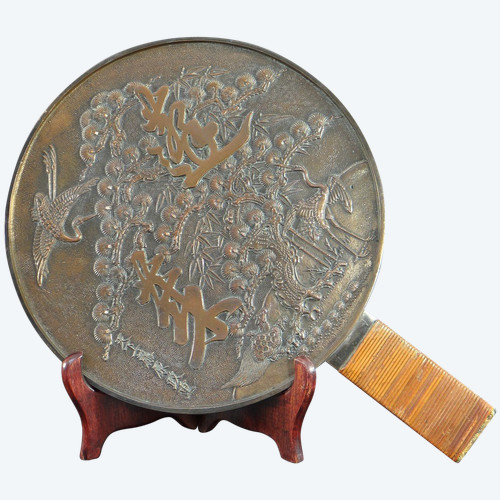 Giappone, XIX secolo, Specchio Kagami in bronzo argentato riccamente decorato con trampolieri.