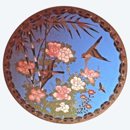 Japanischer Cloisonné-Emailteller auf Kupfervogelgarten, 19. Jahrhundert