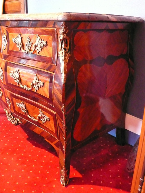Commode tombeau en marqueterie XVIIIème siècle.