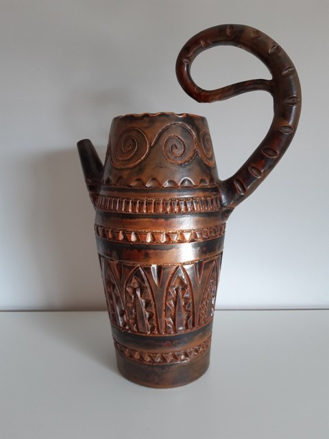 Ceramic in the form of a zoomorphic pitcher with scarified decoration by Huguette Bessone