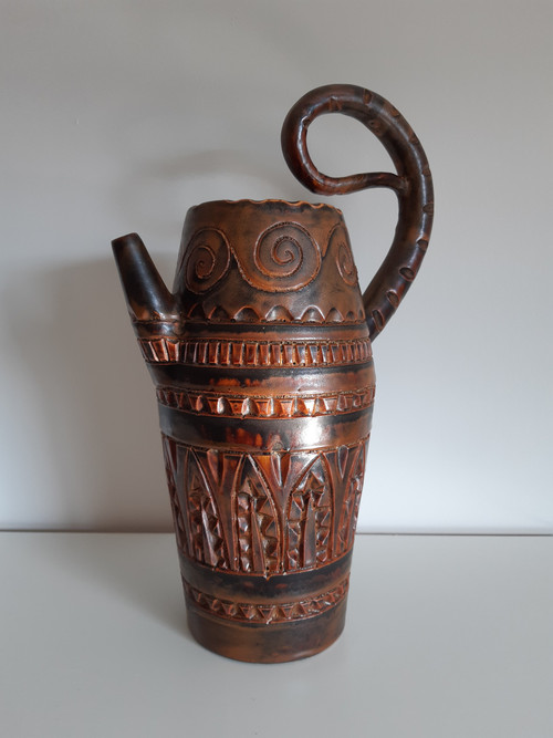 Ceramic in the form of a zoomorphic pitcher with scarified decoration by Huguette Bessone