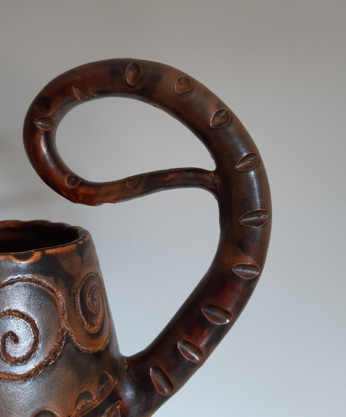 Ceramic in the form of a zoomorphic pitcher with scarified decoration by Huguette Bessone