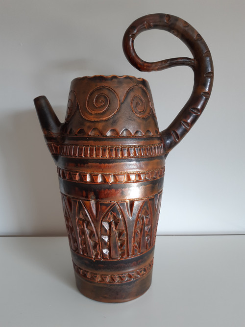 Ceramic in the form of a zoomorphic pitcher with scarified decoration by Huguette Bessone