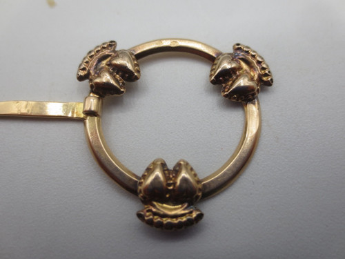 Fermaglio per collare in oro, inizio XIX secolo.