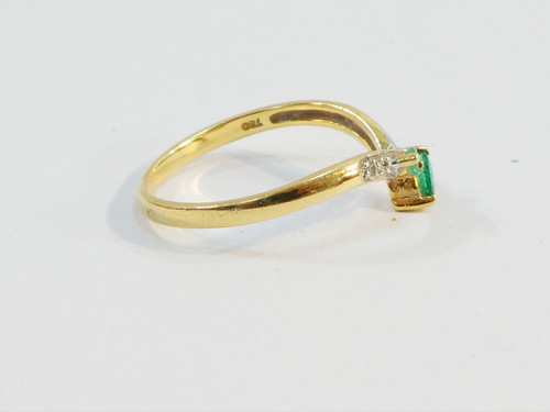 Bague en OR jaune 18 carats avec emeraudes et diamants