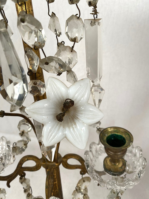 Coppia di candelieri in porcellana bianca con pendenti e fiori