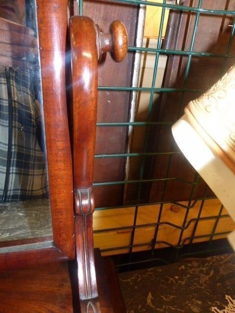 Specchio psichico cubano in mogano fiammato di epoca di restauro