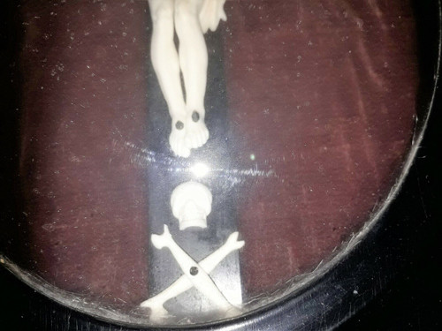 Médaillon ovale à décor dune croix avec crucifix fin XIXème