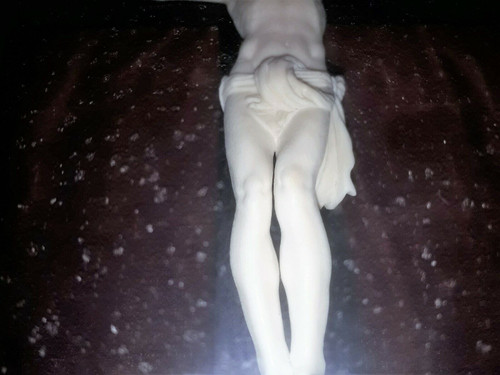 Médaillon ovale à décor dune croix avec crucifix fin XIXème