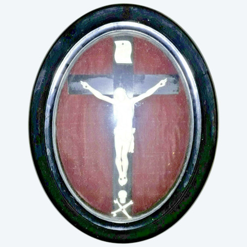 Médaillon ovale à décor dune croix avec crucifix fin XIXème