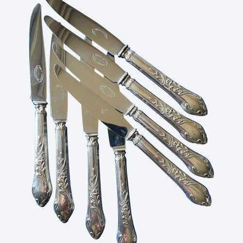 8 kleine Dessert- oder Käsemesser.