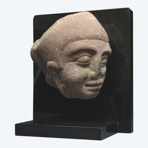 Inde, Ier - IIème siècle, Empire Kouchan, Fragment de stèle représentant un visage, Grès rose