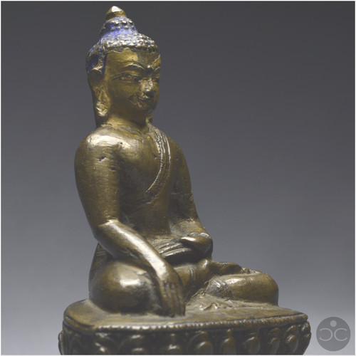 Westtibet, XIII.-XIV. Jahrhundert, Buddha-Darstellung aus Bronze mit brauner Patina