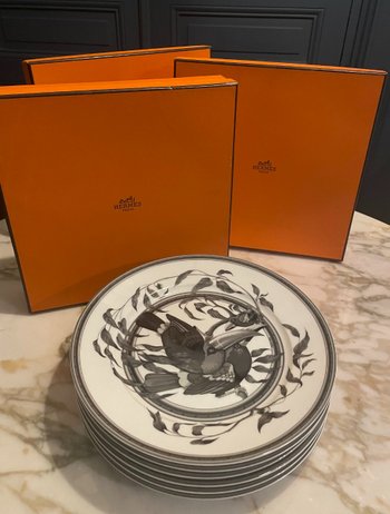 HERMES Paris. "Estampe de Toucans", 6 assiettes en porcelaine en grisaille.