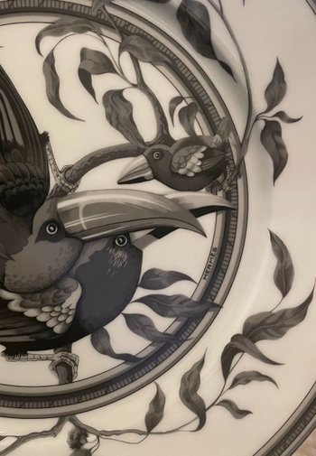 HERMES Paris. "Estampe de Toucans", 6 assiettes en porcelaine en grisaille.