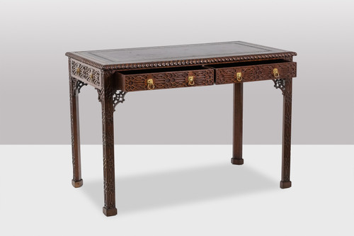 Table, ou bureau, de style Chippendale en acajou. Circa 1950. LS5932456G