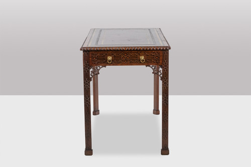 Table, ou bureau, de style Chippendale en acajou. Circa 1950. LS5932456G