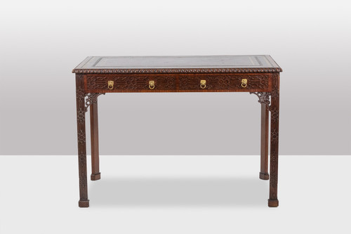 Table, ou bureau, de style Chippendale en acajou. Circa 1950. LS5932456G