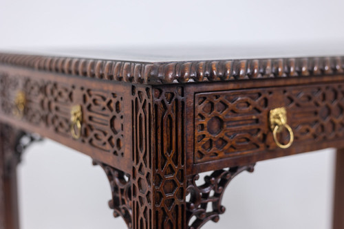 Table, ou bureau, de style Chippendale en acajou. Circa 1950. LS5932456G