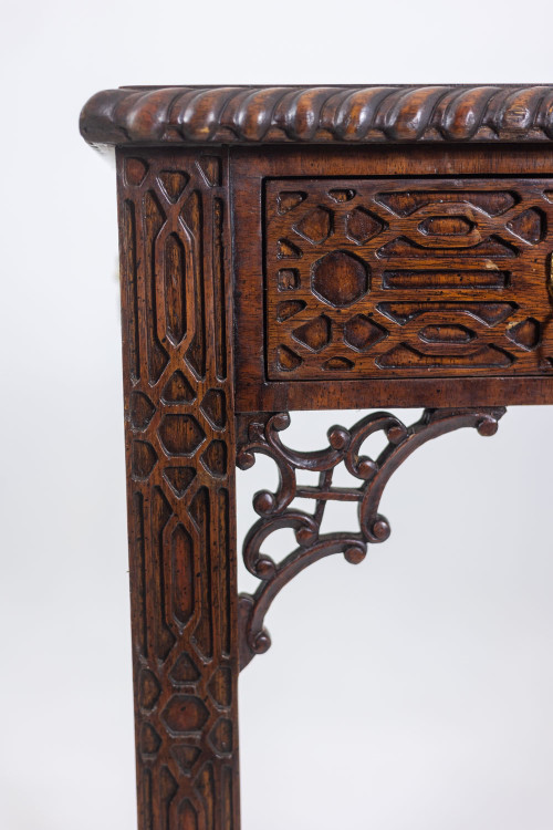 Table, ou bureau, de style Chippendale en acajou. Circa 1950. LS5932456G