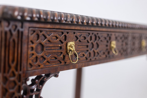 Table, ou bureau, de style Chippendale en acajou. Circa 1950. LS5932456G