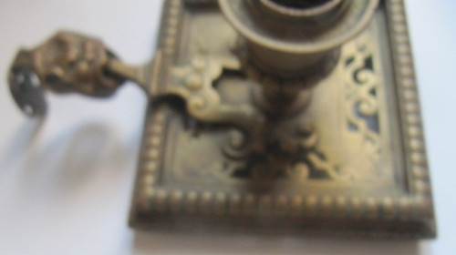 Candeliere a mano in bronzo dorato con testa di fauna grottesca XIX secolo